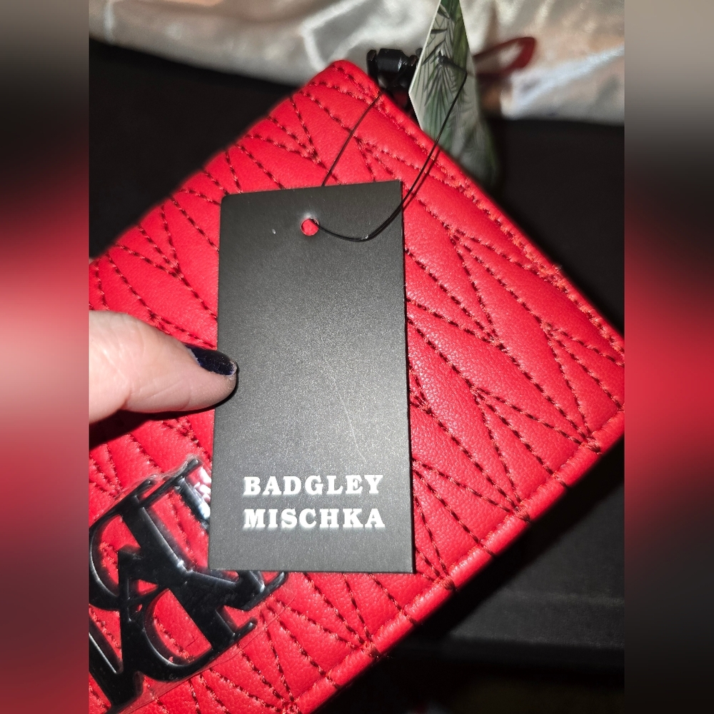 BADGLEY ZIG ZAG QUILTED RED LONG WALLET. (VEGAN LEATHER)